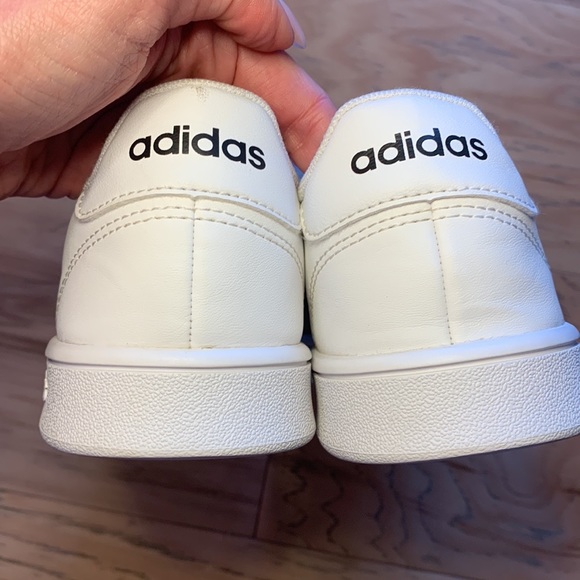 Adidas youth court size 3 1/2 - Picture 8 of 8